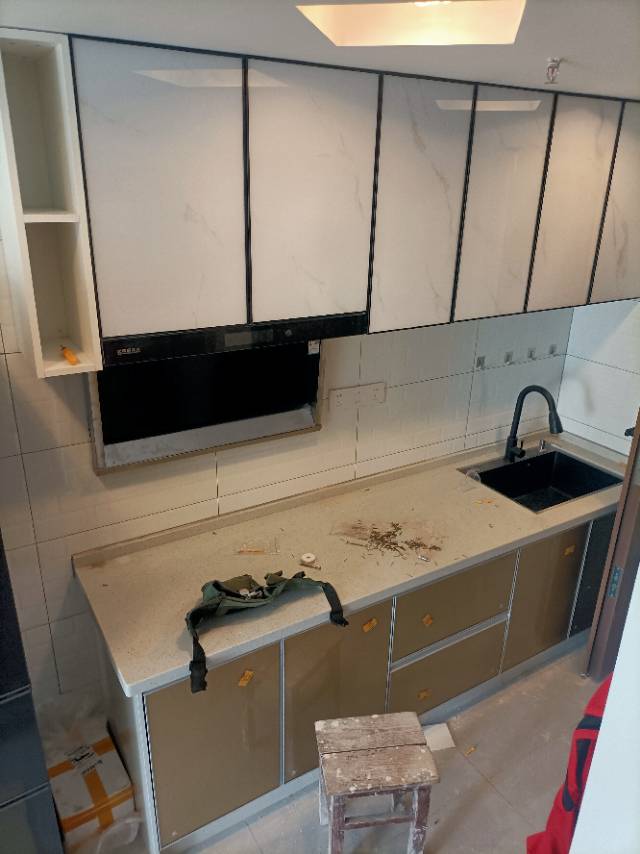 专业的师傅用专业的工具干专业的安装工程