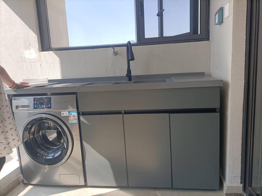 专业的师傅用专业的工具干专业的安装工程