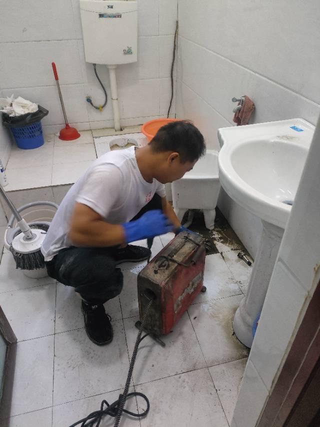 辉县管道疏通维修#专业疏通下水、维修马桶漏水、马桶光转圈下水不利、维修上下水、各种水龙头卫浴阀门维修安装更换、暗管漏水精准定位查漏水、自来水管堵塞漏水、清洗地暖、暖气片清洗，高压清洗疏通饭店小区各种大型管道疏通、清理化粪池#吸污车#🎉服务电话 :  15836032832