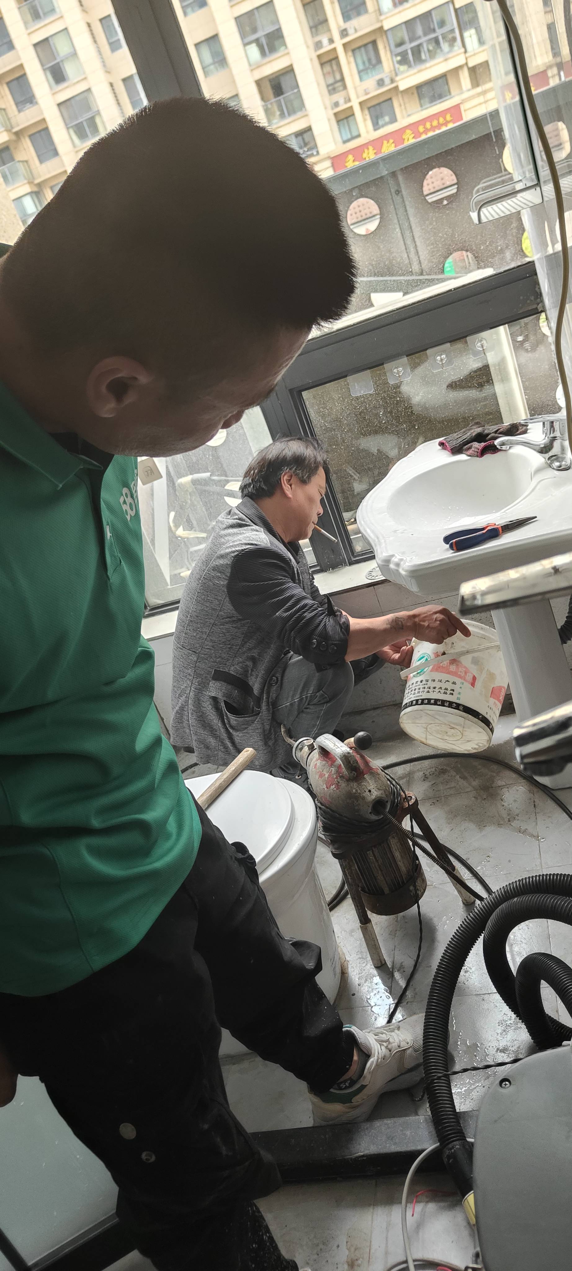 地漏疏通，马桶疏通。洗菜池疏通。各种管道疏通。马桶维修，台盆维修，洗菜池维修。水龙头维修