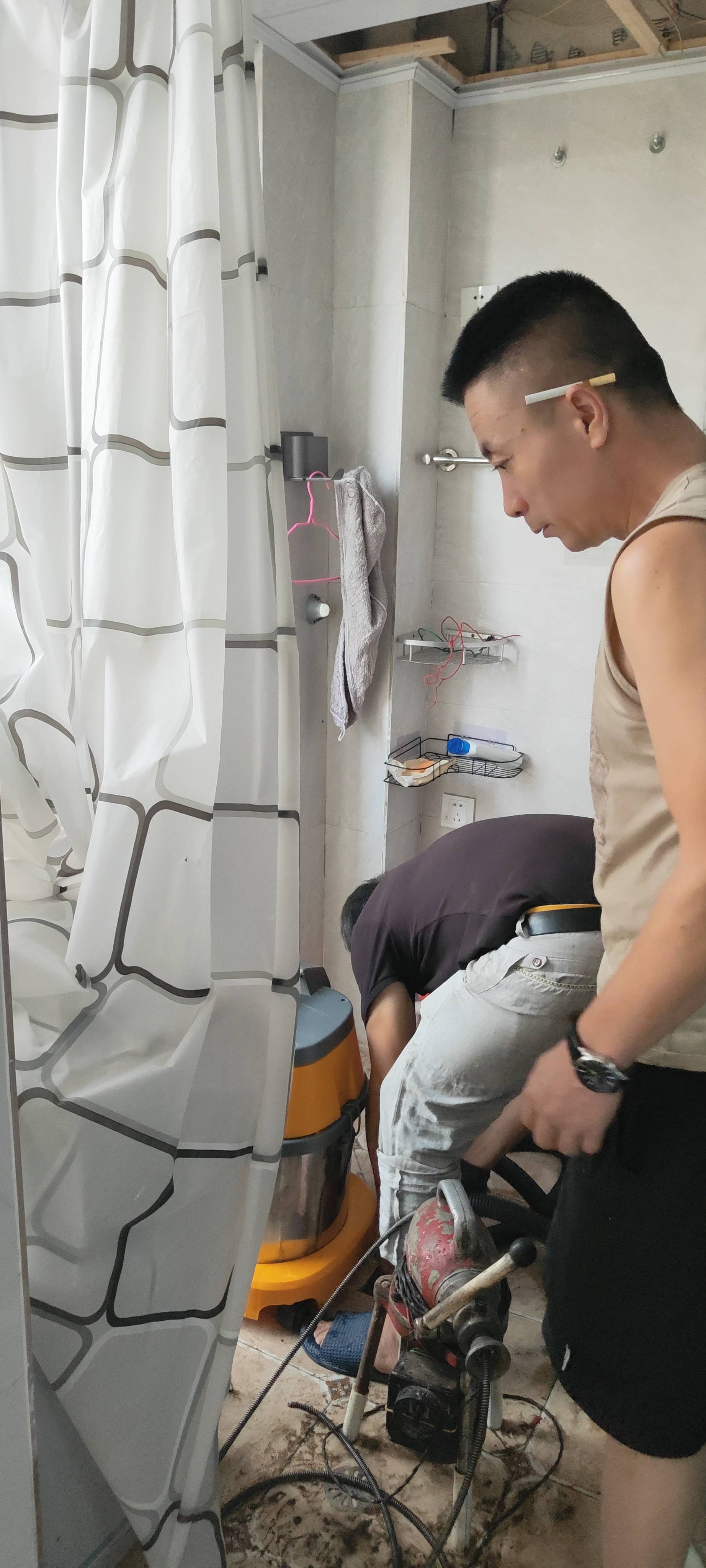 地漏疏通，马桶疏通。洗菜池疏通。各种管道疏通。马桶维修，台盆维修，洗菜池维修。水龙头维修