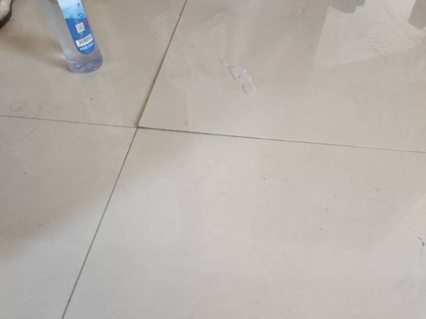 瓷砖空鼓翘边。