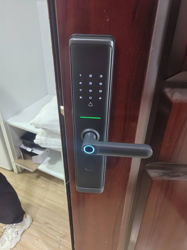 开锁换锁。汽车钥匙。保险柜，指纹锁。