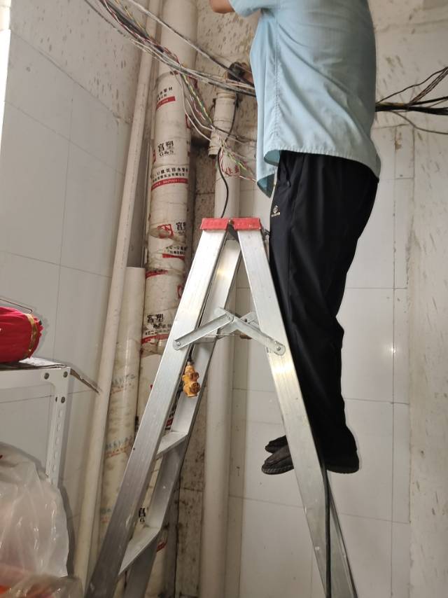 开锁换锁指纹锁疏通下水道马桶