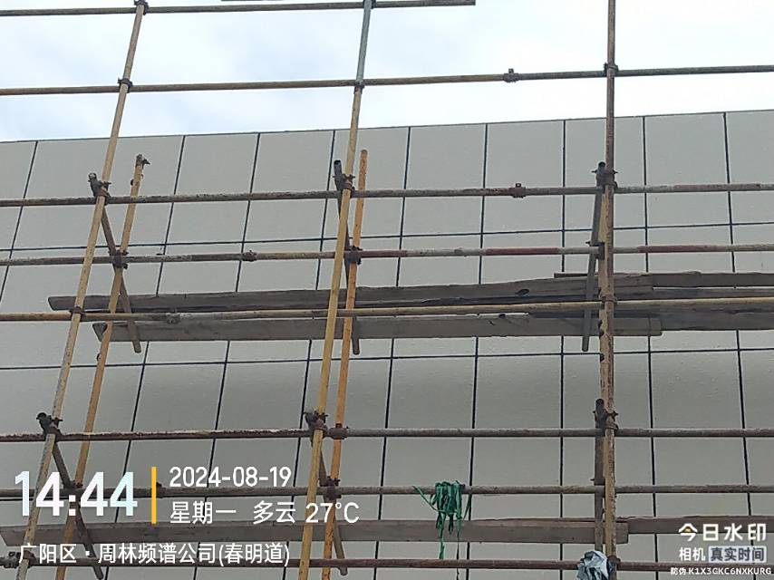 外墙保温一体板施工现场