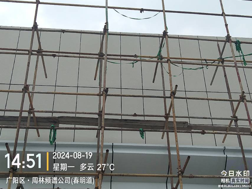 外墙保温一体板施工现场