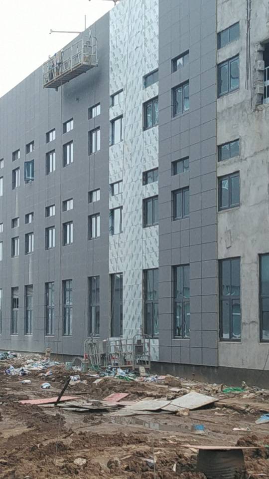 外墙保温一体板施工现场