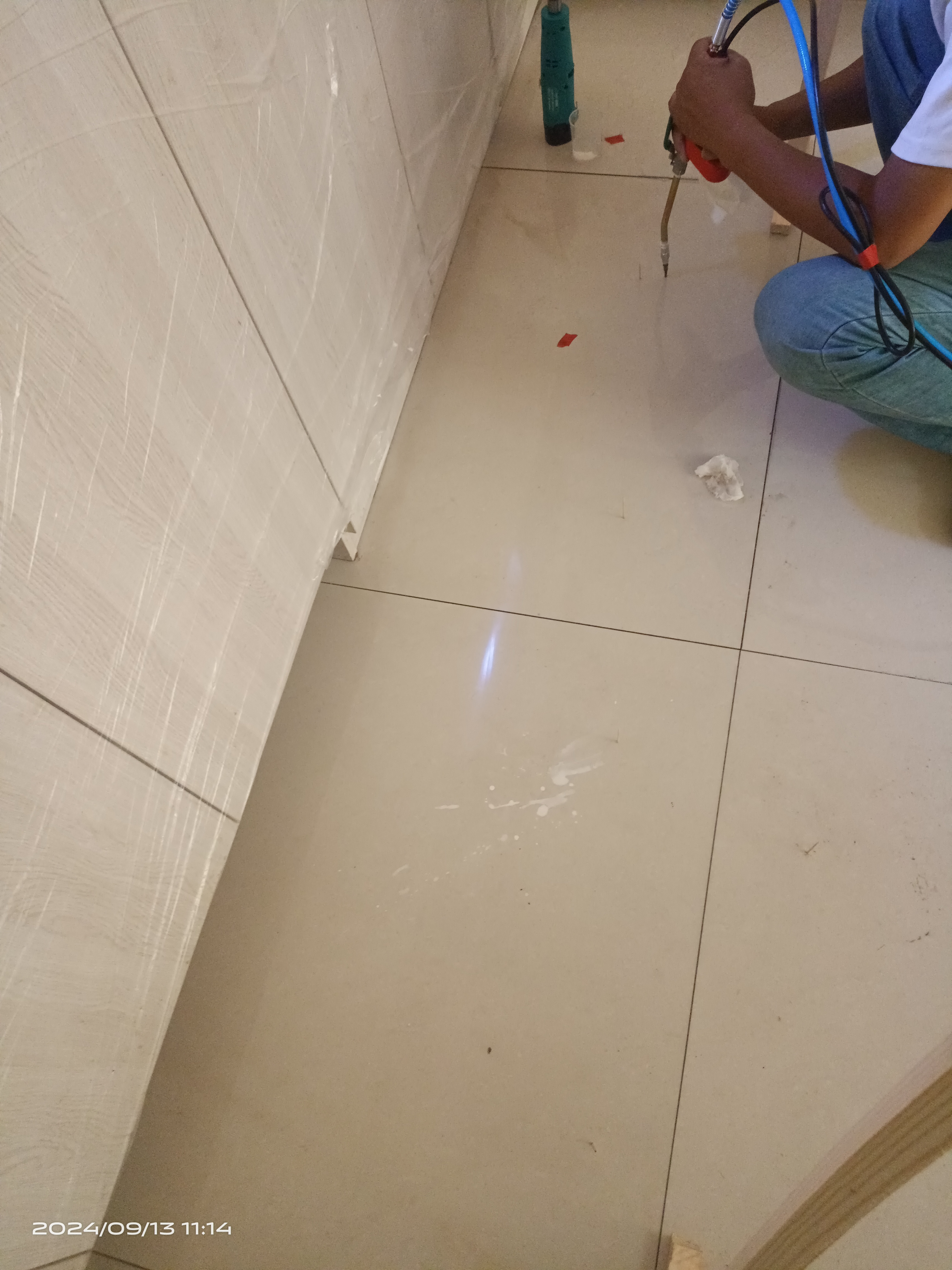 专业维修瓷砖空鼓翘边脱落无痕修复免费上门检测