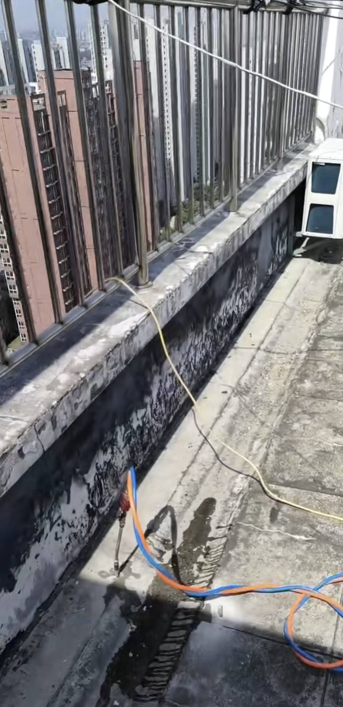 专业防水补漏，免费上门检测，诚信服务，质量保证，楼顶渗水，阳台渗水，飘窗渗水，卫生间渗水，外墙渗水，地下室渗水，厂房渗水，