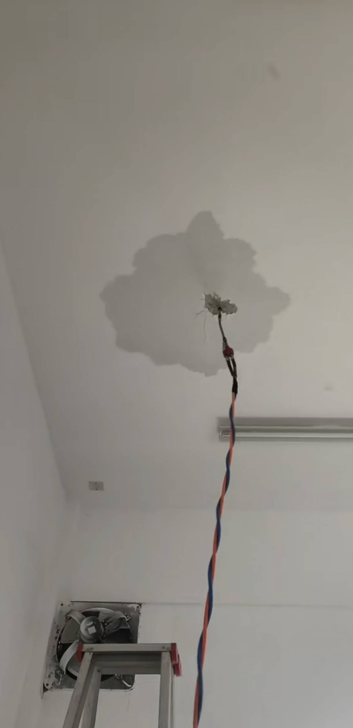 专业防水补漏，免费上门检测，诚信服务，质量保证，楼顶渗水，阳台渗水，飘窗渗水，卫生间渗水，外墙渗水，地下室渗水，厂房渗水，