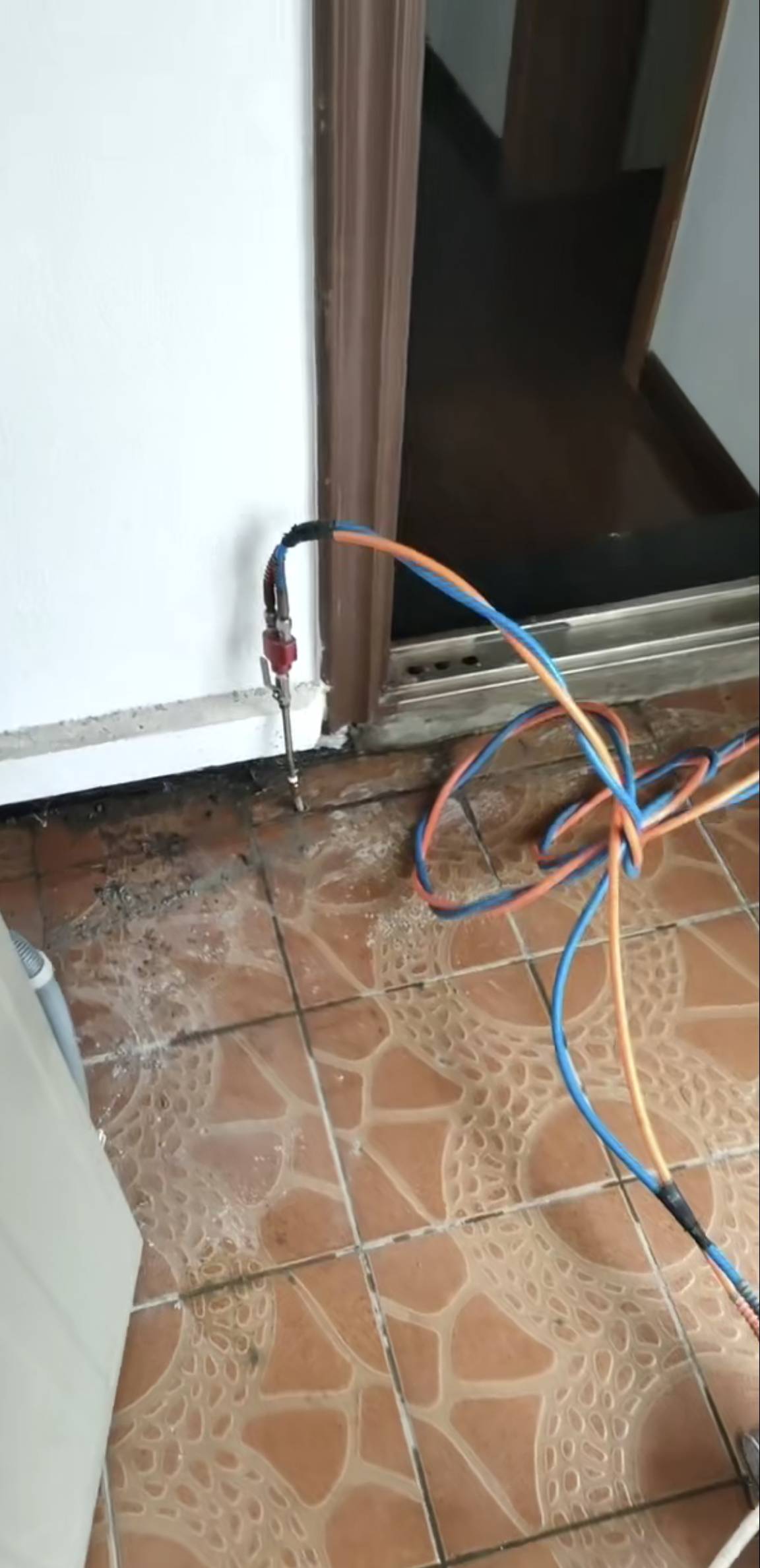 专业防水补漏，免费上门检测，诚信服务，质量保证，楼顶渗水，阳台渗水，飘窗渗水，卫生间渗水，外墙渗水，地下室渗水，厂房渗水，