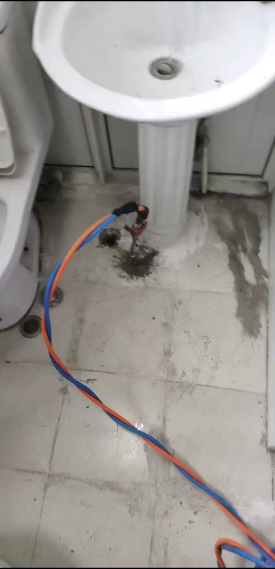 专业防水补漏，免费上门检测，诚信服务，质量保证，楼顶渗水，阳台渗水，飘窗渗水，卫生间渗水，外墙渗水，地下室渗水，厂房渗水，