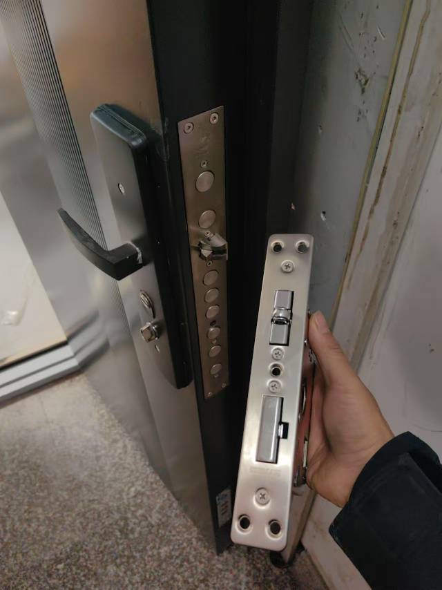 拆卸防盗门