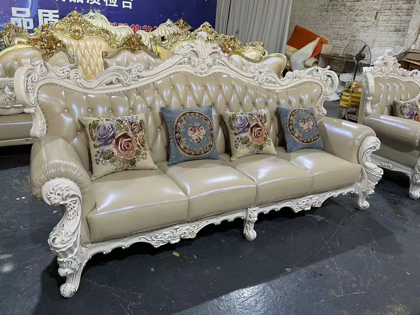 专业沙发翻新，换皮换布换海绵，软硬包定制等
