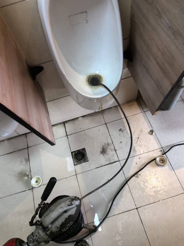 专业疏通各种下水管道，师傅非常专业，服务也不错。