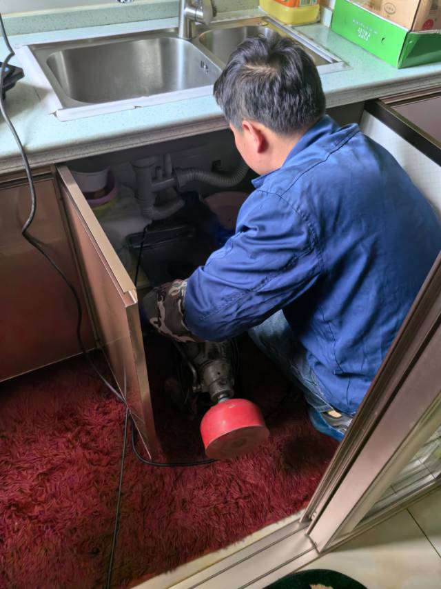 专业疏通各种下水管道，师傅非常专业，服务也不错。