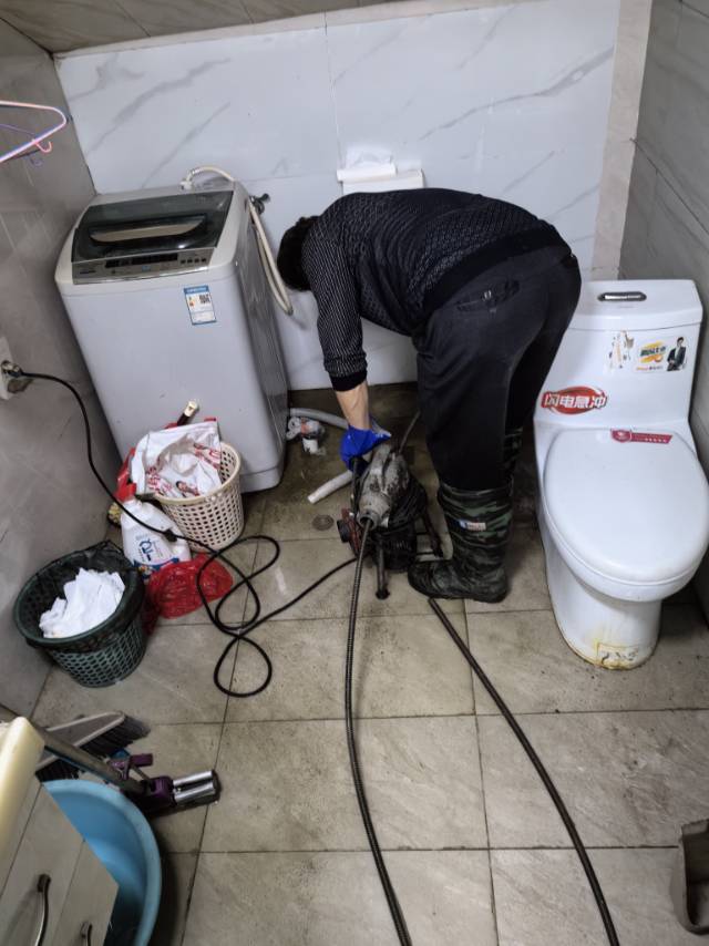 专业疏通各种下水管道，师傅非常专业，服务也不错。
