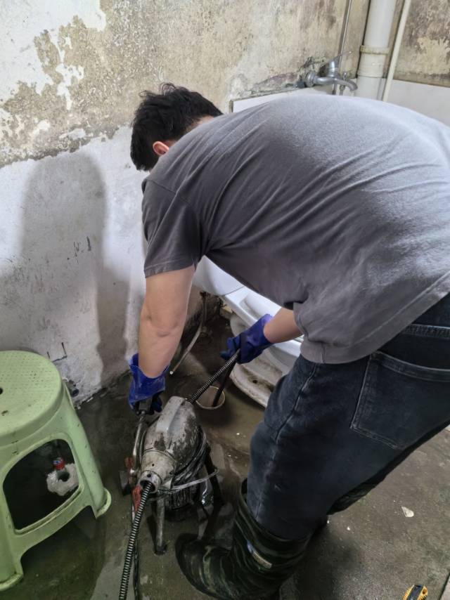 专业疏通各种下水管道，师傅非常专业，服务也不错。