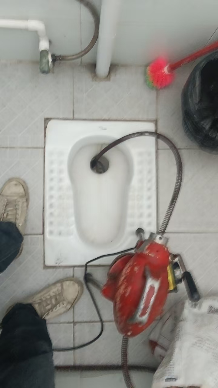 专车抽粪，高压车通渠