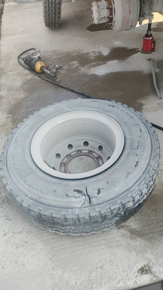 武汉周边24小时流动补胎换轮胎电话
