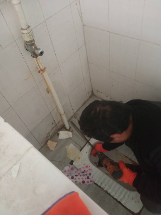 水电工，各种洁具安装维修，各种管道疏通，上下水安装改选，5O一2Oo各种水钻打孔，冬种板材吊顶，