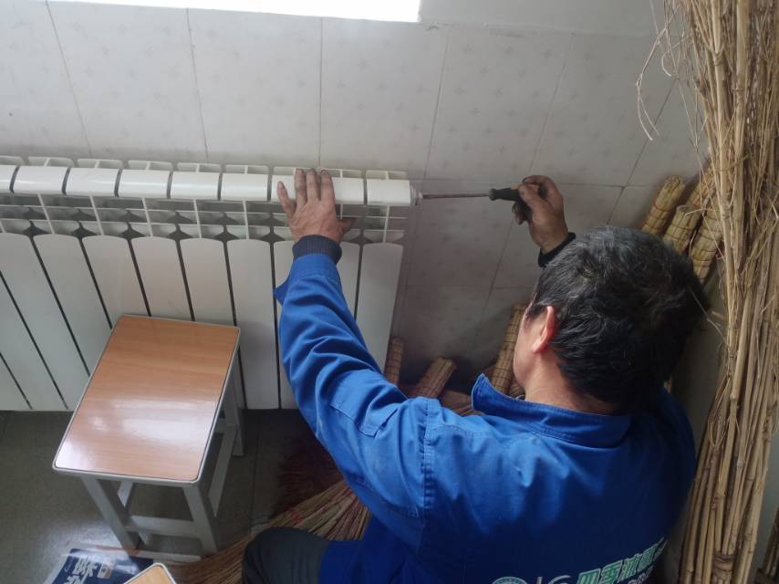 水电工，各种洁具安装维修，各种管道疏通，上下水安装改选，5O一2Oo各种水钻打孔，冬种板材吊顶，
