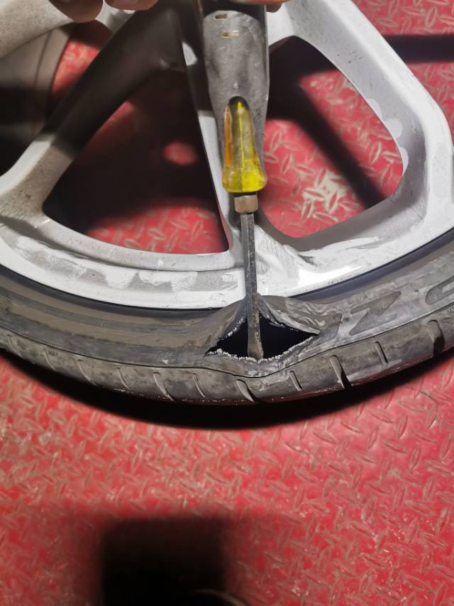 24小时汽车维修救援，补胎，搭电，拖车，送油