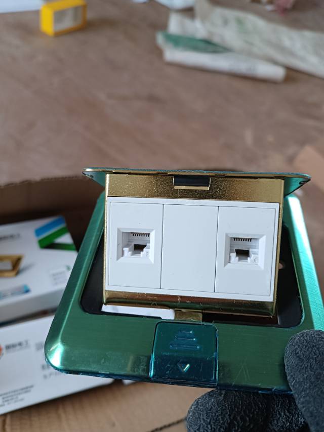 给客户安装灯具