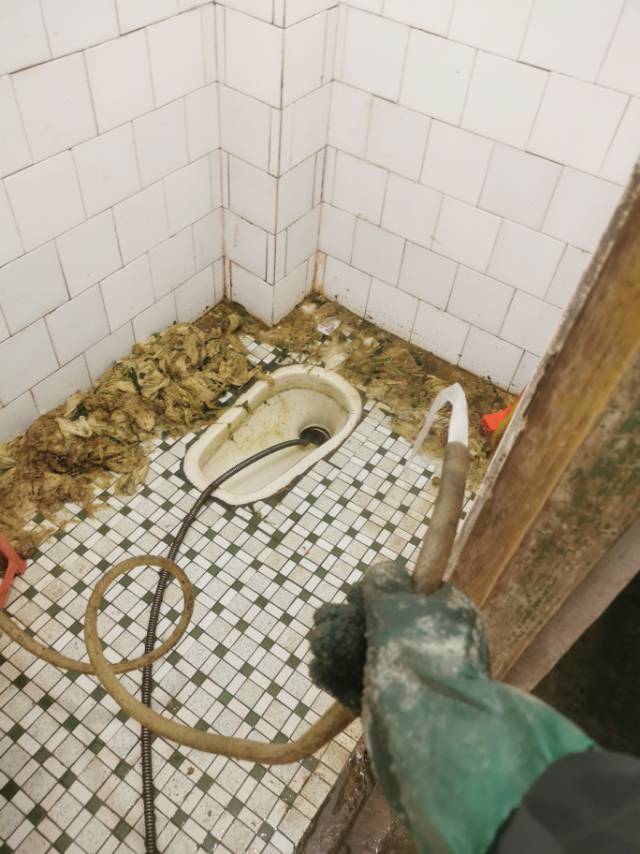 疏通下水道，清理化粪池。
