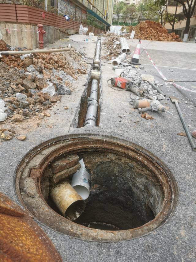 疏通下水道，清理化粪池。