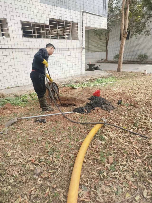 清理化粪池，疏通下水道，厕所，洗手盆等