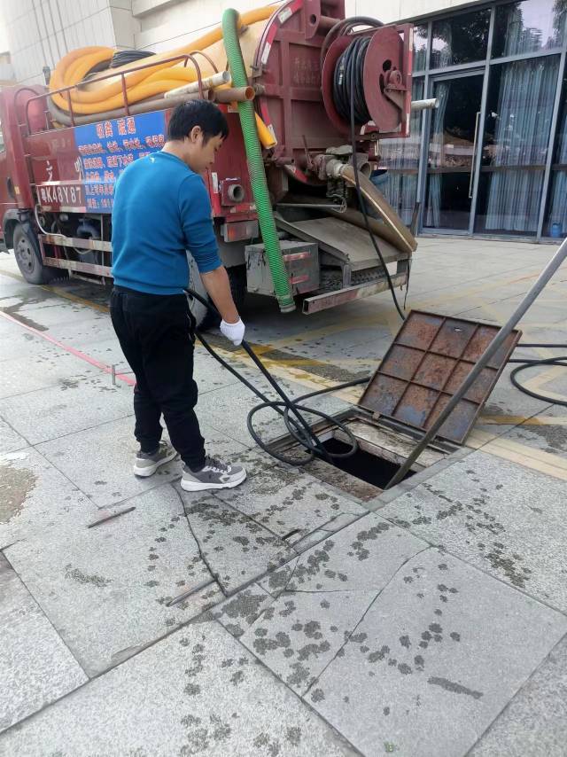 清理化粪池，疏通下水道，厕所，洗手盆等