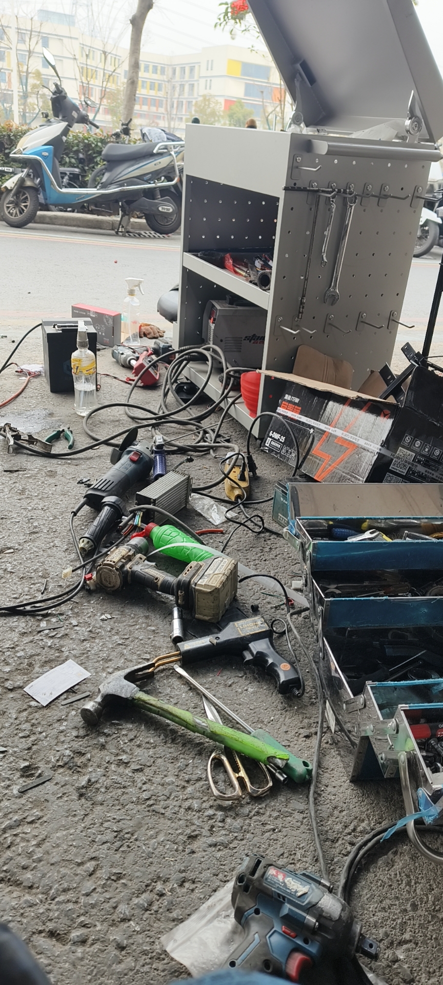 上门维修电动车、电动自行车、换电池、补胎、换胎、配件更换，价格实惠，随叫随到。