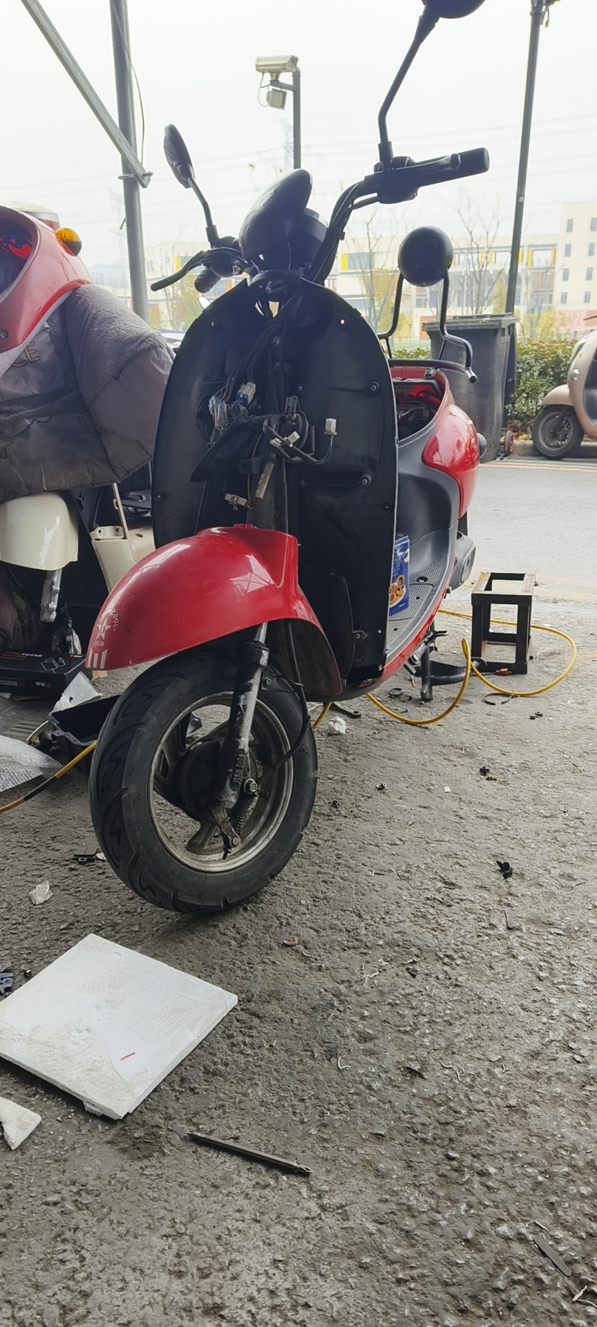 上门维修电动车、电动自行车、换电池、补胎、换胎、配件更换，价格实惠，随叫随到。