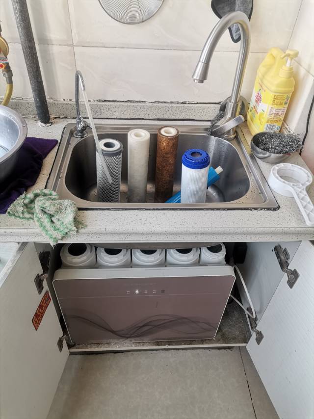 净水机维修换滤芯