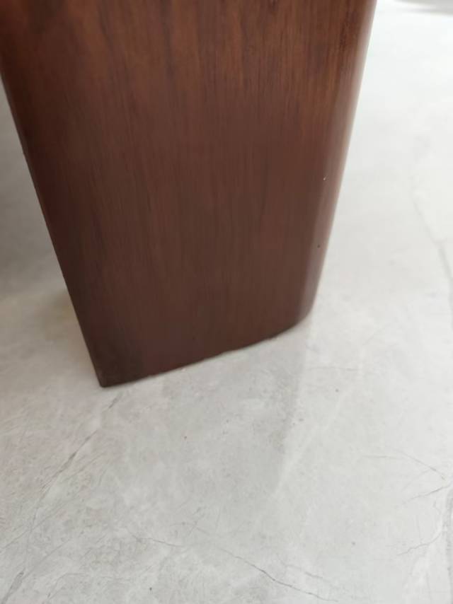 桌子开裂掉漆维系。