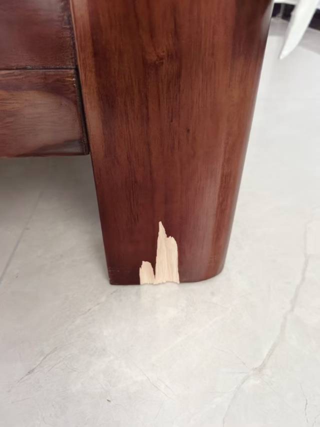 桌子开裂掉漆维系。
