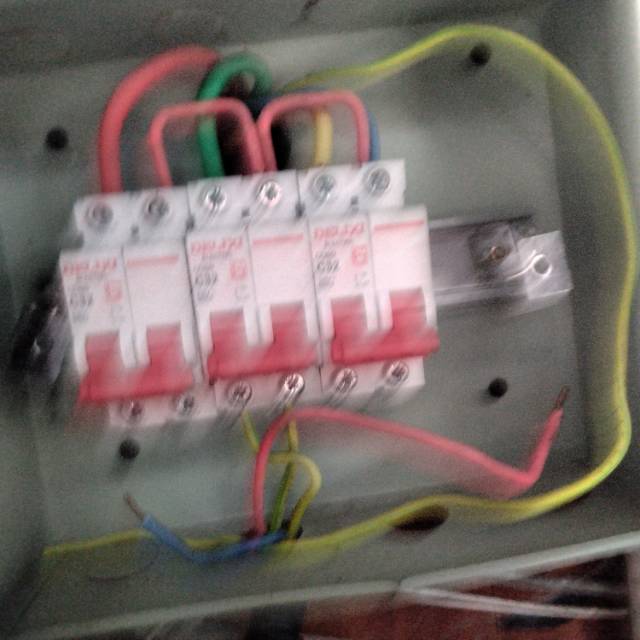 专修电工电路 水管暗管测漏电工电路 停电跳闸 漏电跳闸 检修安装 插座开关 照明灯具家电维修 修热水器 修太阳能 安充电桩 电缆布线 钻眼打孔 暗管测漏 精准定位 水管维修