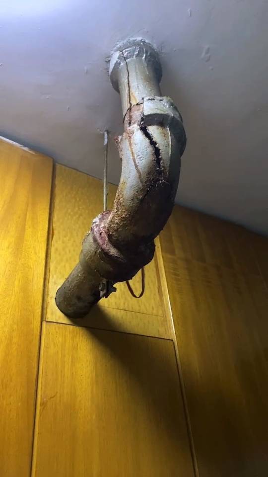 专修电工电路 水管暗管测漏电工电路 停电跳闸 漏电跳闸 检修安装 插座开关 照明灯具家电维修 修热水器 修太阳能 安充电桩 电缆布线 钻眼打孔 暗管测漏 精准定位 水管维修