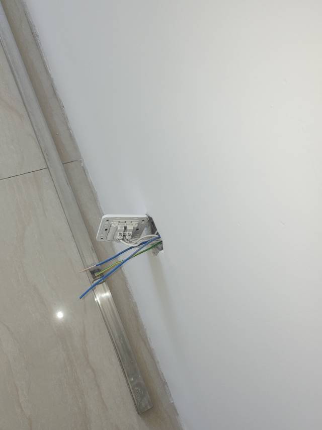 维修家庭电路漏电跳闸