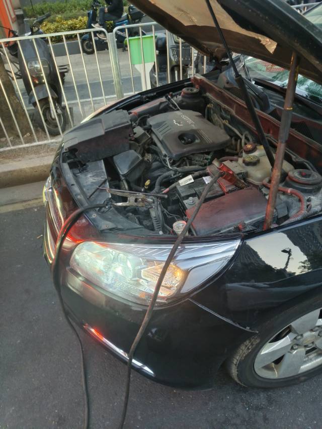深圳市汽车上门维修搭电更换电瓶补胎送油拖车