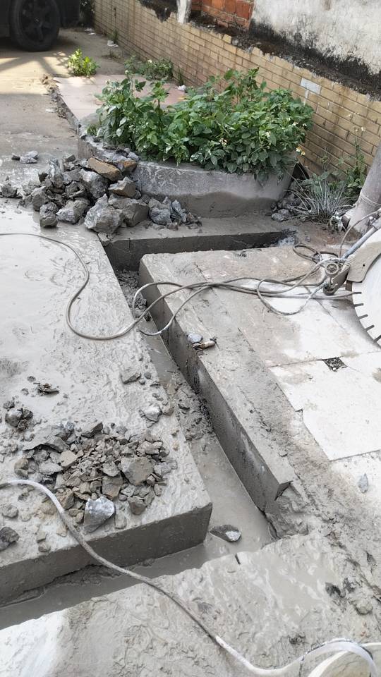 专业水钻打孔拆除混凝土切割马路切割地面开槽