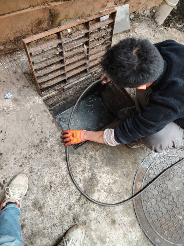 疏通厕所下水道，防水补漏，改管换管，真空吸粪，高压疏通，水钻打孔，旧墙修补旧房翻新，贴瓷片