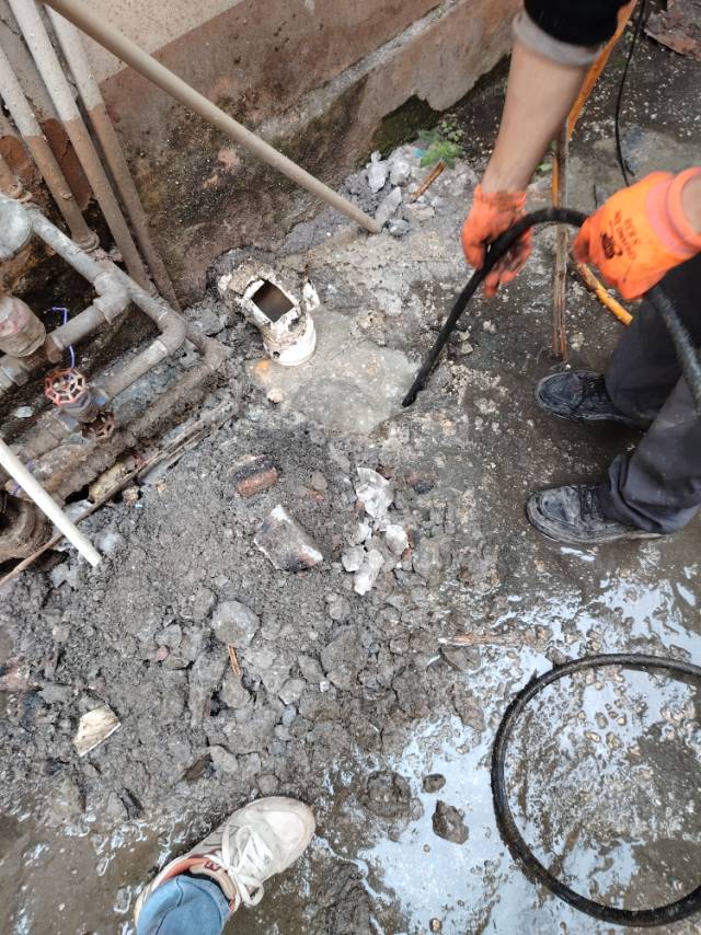 疏通厕所下水道，防水补漏，改管换管，真空吸粪，高压疏通，水钻打孔，旧墙修补旧房翻新，贴瓷片
