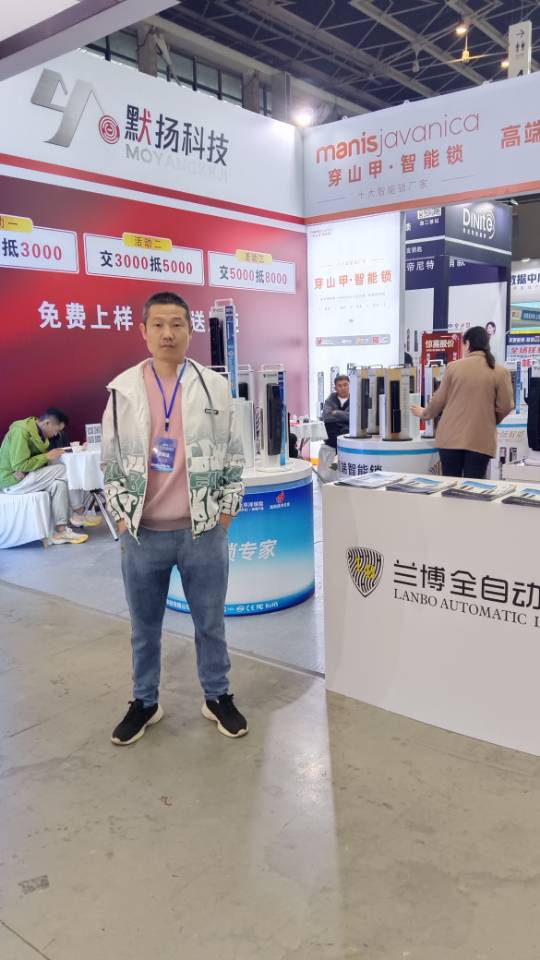 展示装锁修锁的技术