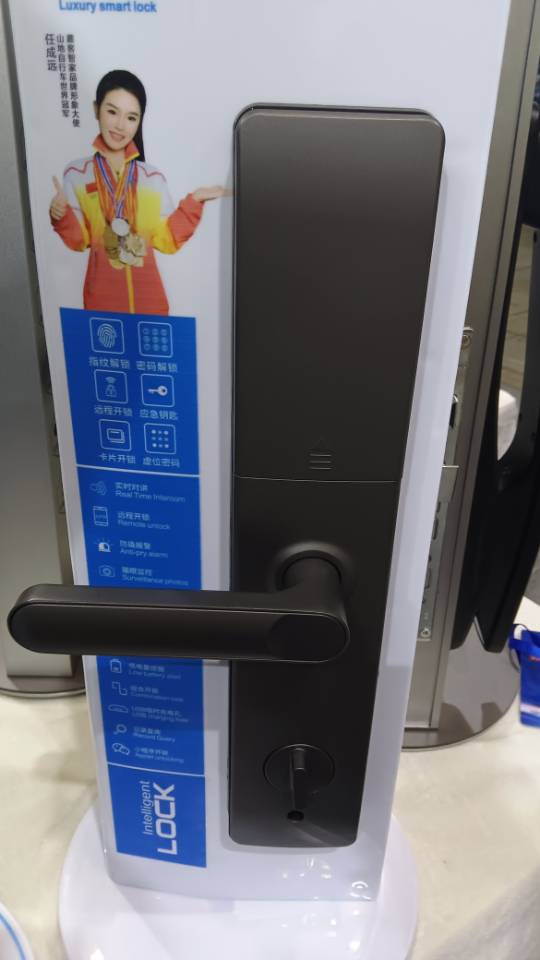 展示装锁修锁的技术