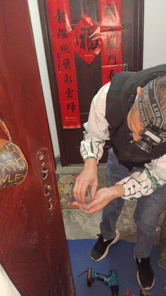 展示装锁修锁的技术