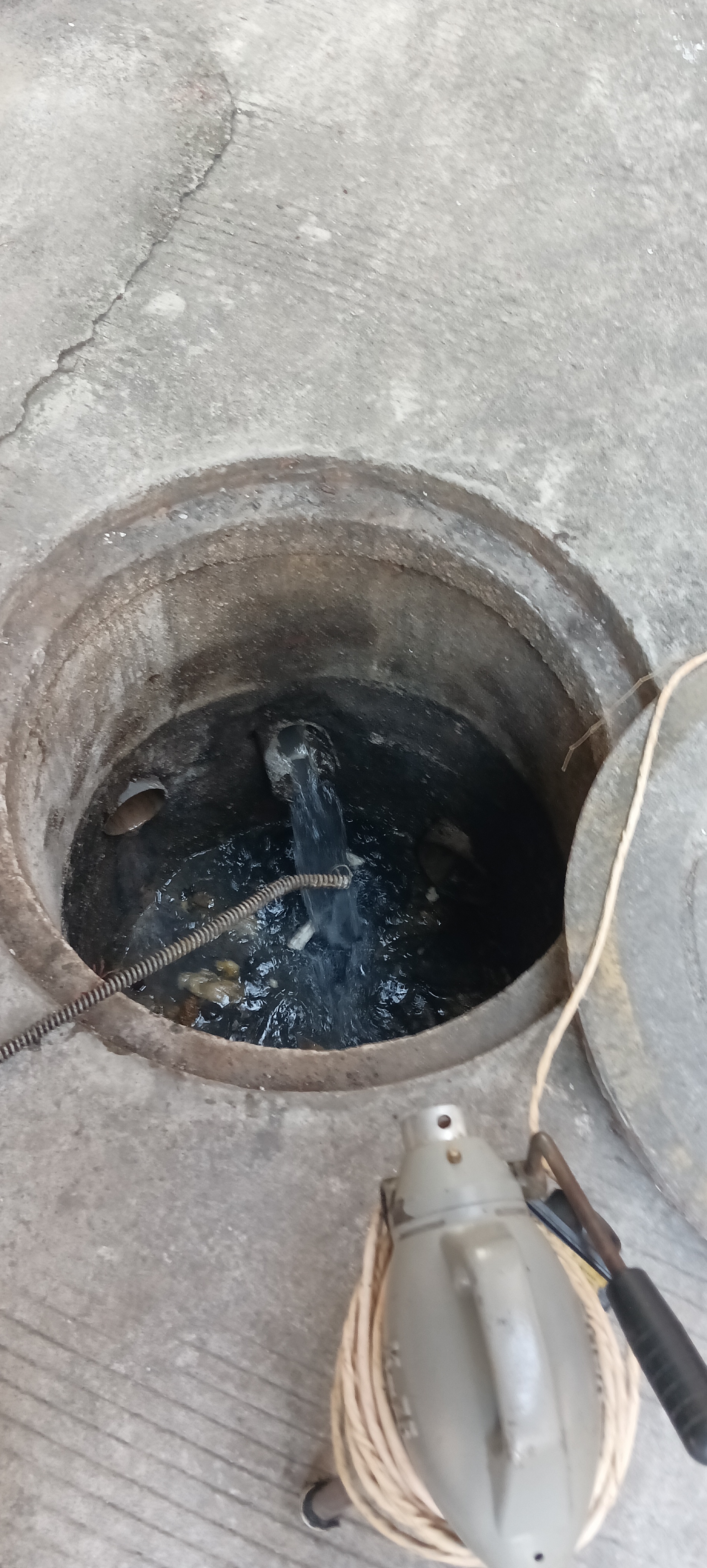 从事十多年管道疏通经验，疏通管道，马桶下水道。