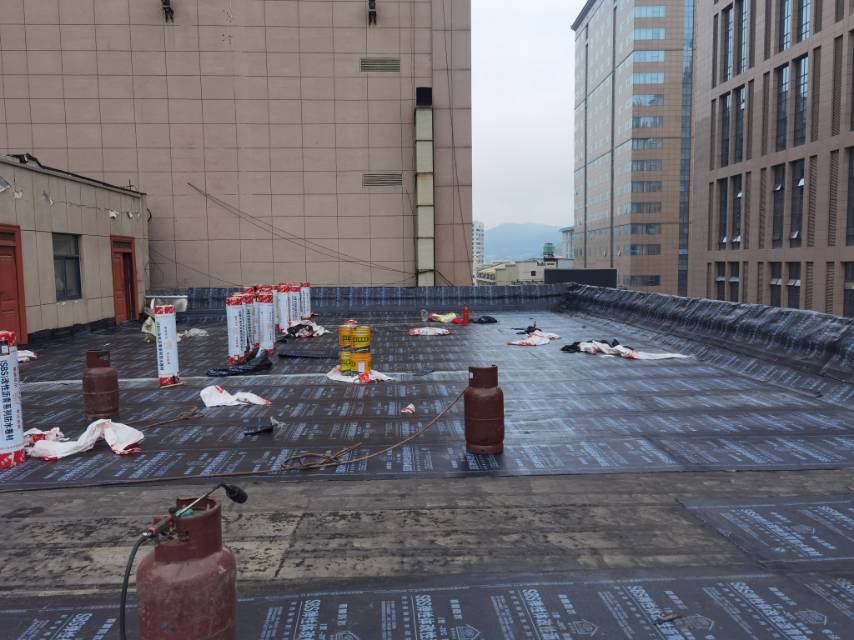 延安市中心街农业银行楼顶施工现场