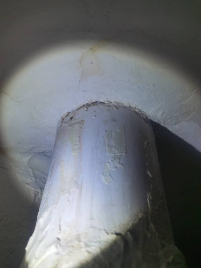 天花顶排污管道根部漏水维修